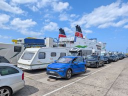 Unmittelbar nach dem Anlegen der M/S Skåne beginnt die Entladung.