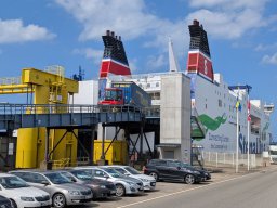 Bevor die Autos vom oberen Fahrzeugdeck fahren können werden zunächst zahlreiche Trailer vom Schiff geholt.