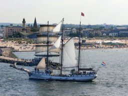 Die  unter niederländischer Flagge laufende dreimastige Barkentine "Loth Loriën" fährt in den Seekanal in Warnemünde ein.