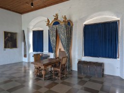 Raum im ersten Stock des historischen Schlosses