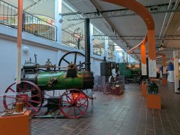 Blick in die Maschinenhalle mit diversen Dampfmaschinen, Landmaschinen und Schienenfahrzeugen