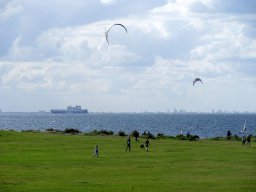 Blick über den Öresund nach Kopenhagen und ein Fährschiff, unterwegs von Malmö nach Travemünde