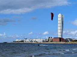 Kitesurfer vor dem "Turning Torso"