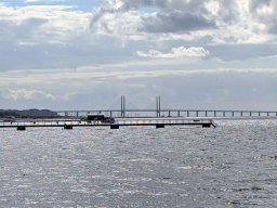 Blick von der Seebrücke zur Öresundbrücke im Gegenlicht der Sonne