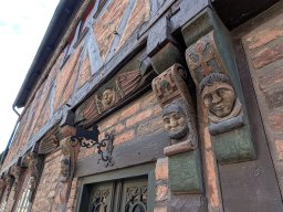 hübsche Dekoration am historischen "Hans Raffns gård" (älteste Teile des Gebäudeensemble sind aus dem 16. Jahrhundert)