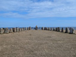 Mitten in der Schiffssetzung "Ales Stenar" mit Blick auf die Ostsee