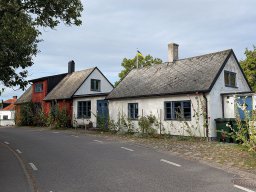 Fußmarsch durch das idyllische Küstendorf Kåseberga zurück zum Parkplatz am Ortsrand