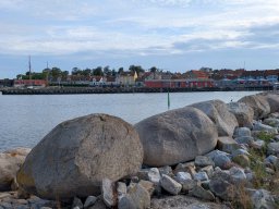 Hafen von Simrishamn - hinten rechts haben wir lecker gegessen.
