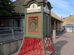 Eine wunderschöne, historische Telefonzelle vor dem alten Rathaus
