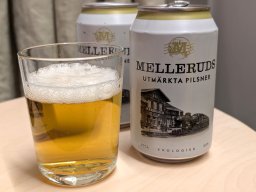 Als Freund der Eisenbahn und schon mehrfachen Besuchen in Mellerud war die Wahl für das Feierabendbier im Hotelzimmer beim Einkaufen schnell getroffen. ;-)